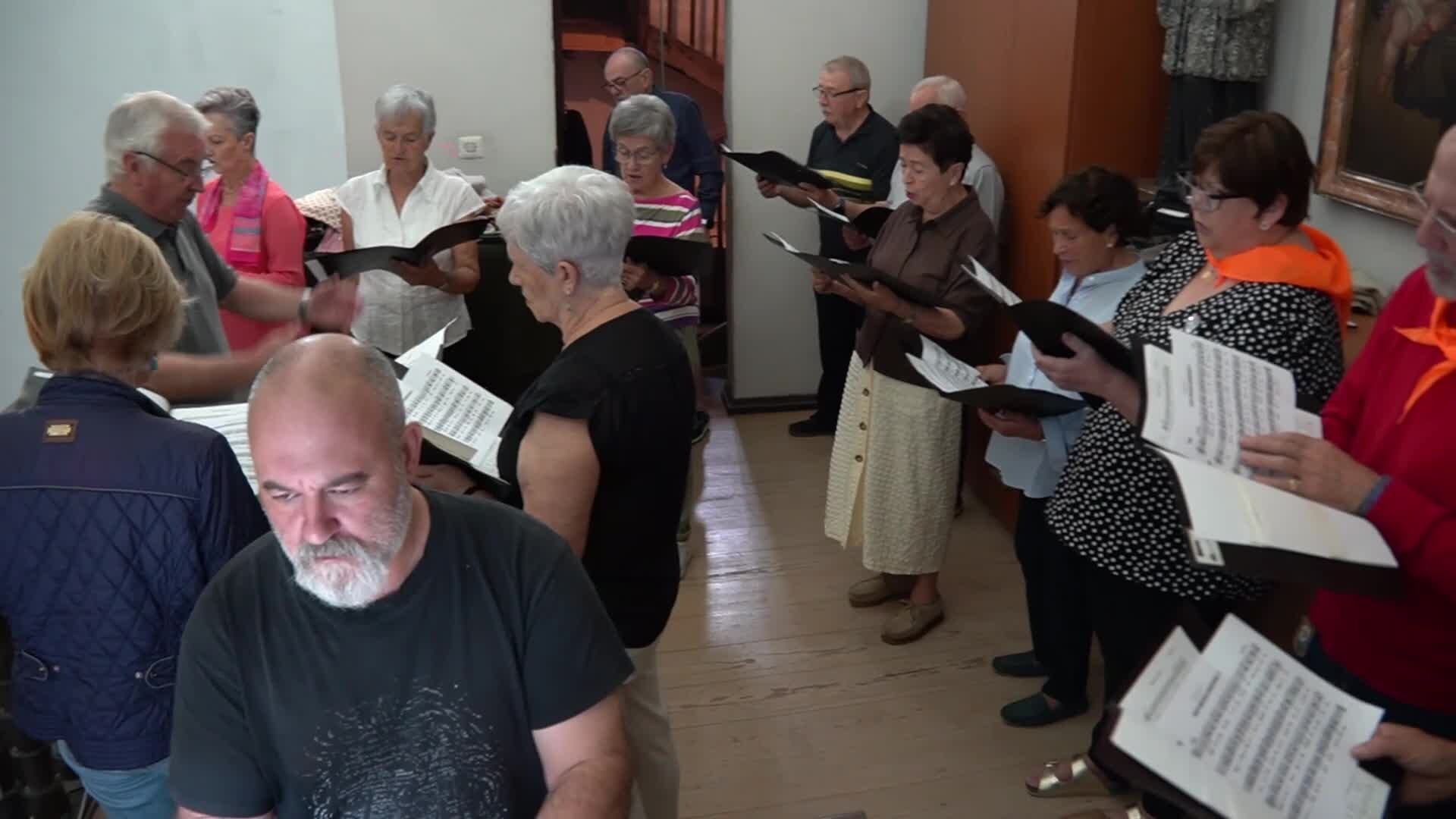 Alberto Agirre abesbatza eliza-kantuekin Sorabillan, San Martin elizan