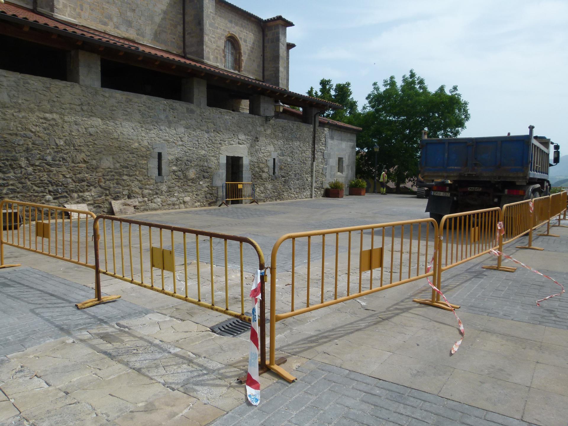 Larraulgo plazako zorua berritzen hasi dira
