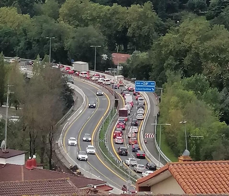 Auto ilara luzeak sortu dira Andoaingo A-15 eta N-1 errepideetan