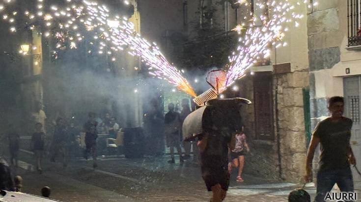 Zezen suzkoa Asteasuko kaleetan barrena