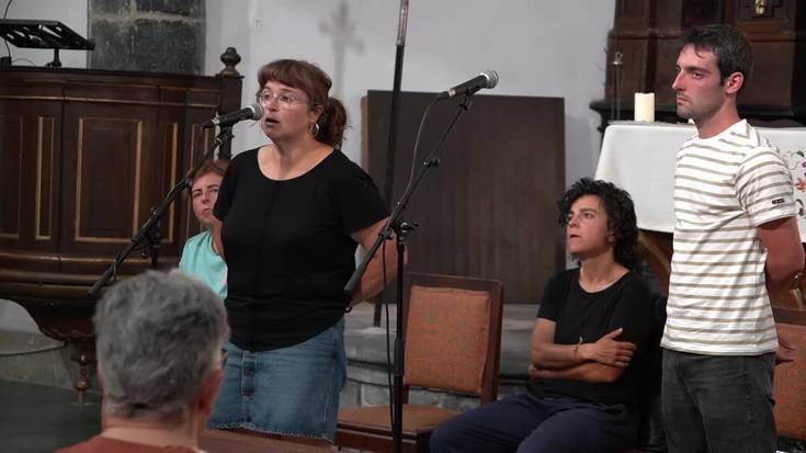 Nerea Elustondo eta Xabat Illarregi, bertsotan Sorabillan: amona eta biloba, afari solidarioak Donostian
