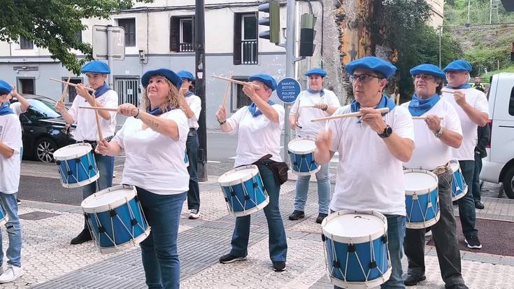 Danborrada Etxeberrietako jaietan: "San Inazio" eta "Andoain" ereserkiak