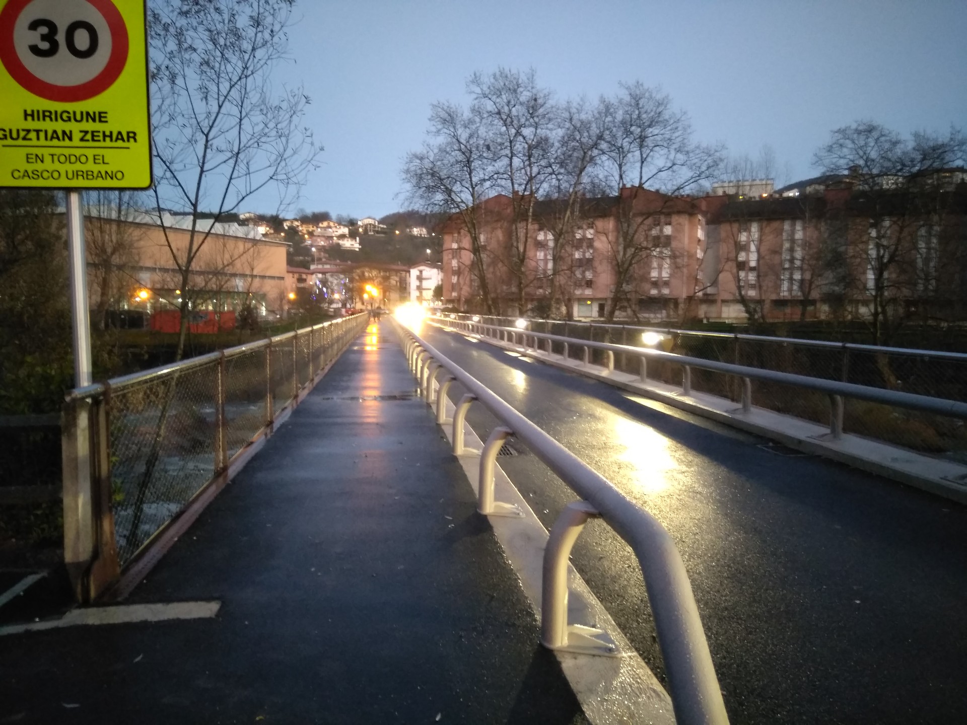 Legarretako zubia zabalik