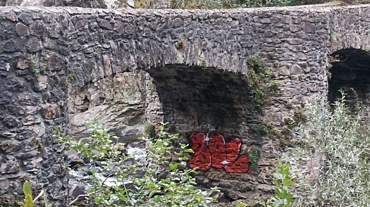Graffitia agertu da Unanibian, babestutako naturgunearen bihotzean