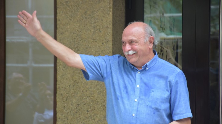 Bittor Ormaetxea pediatrak agur goxoa jaso du, erretiroa hartu duen egunean