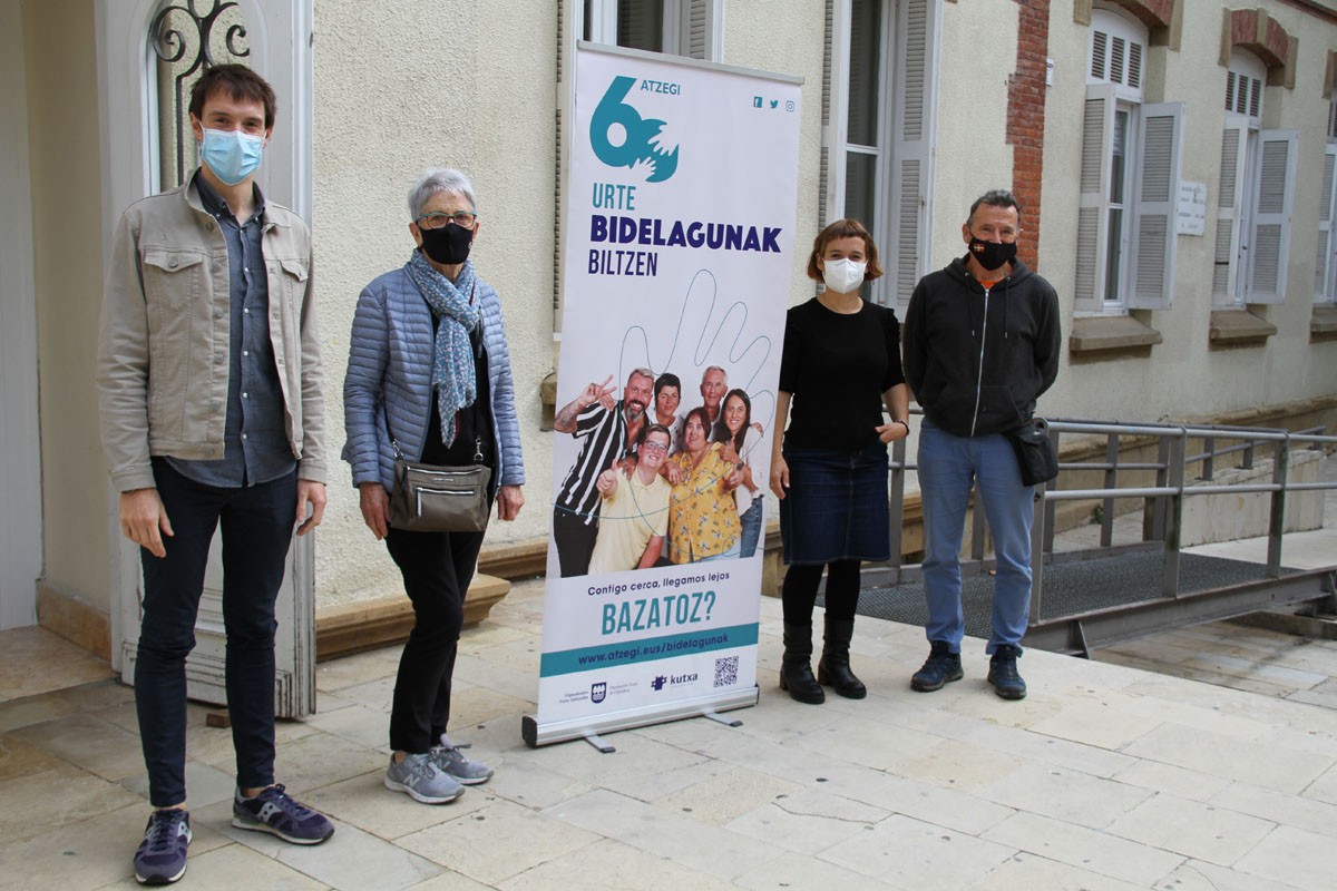 '60 urte bidelagunak biltzen' du izena Atzegiren kanpaina berriak