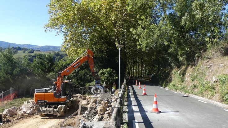 Hasi dira Amasako errepidea zabaldu eta espaloia eraikitzeko lanak
