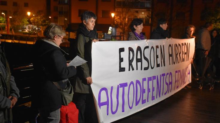 Elkarretaratzea egin dute oinezkoen zubian, Pasaiako hilketa matxista salatzeko