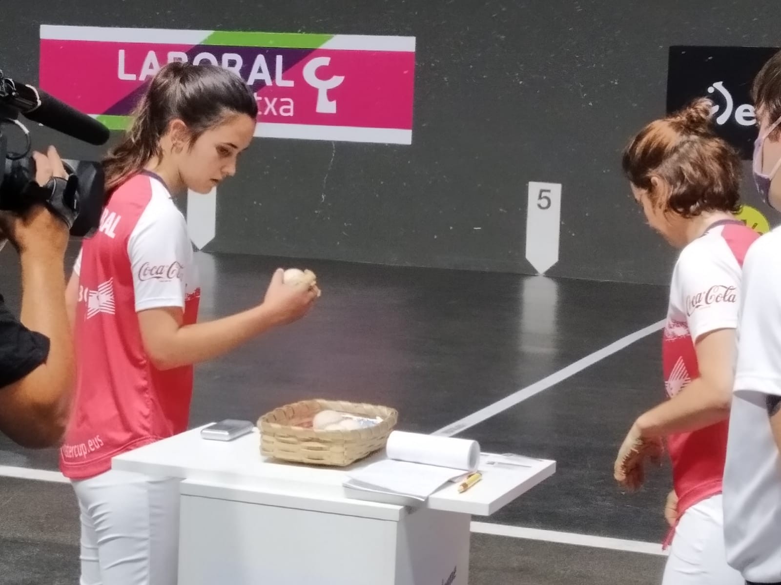 Nora Mendizabalek eta Amaia Aldaik Bizkaia Torneoko finala jokatuko dute