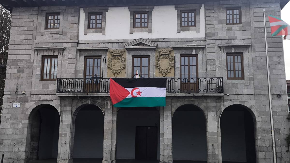 Sahararen eskubideen aldeko mozioa onetsi du udalbatzak, mende erdia bete duenean herri askearen aldarrikapen historikoak
