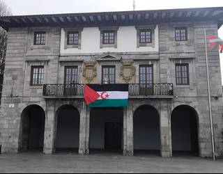 Sahararen eskubideen aldeko mozioa onetsi du udalbatzak, mende erdia bete duenean herri askearen aldarrikapen historikoak