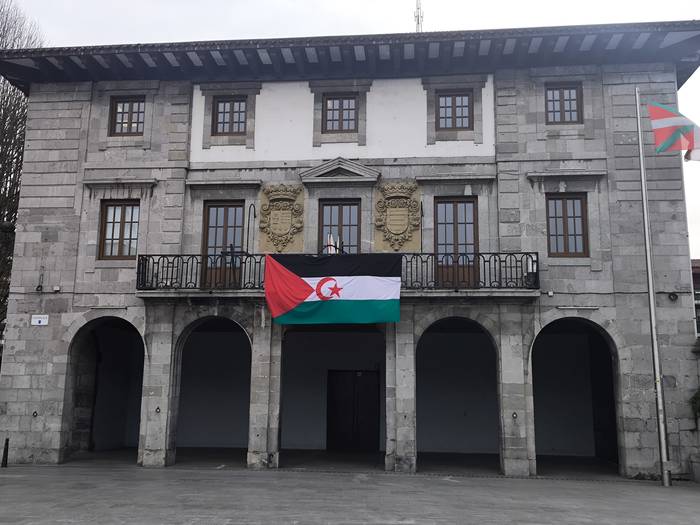 Sahararen eskubideen aldeko mozioa onetsi du udalbatzak, mende erdia bete duenean herri askearen aldarrikapen historikoak