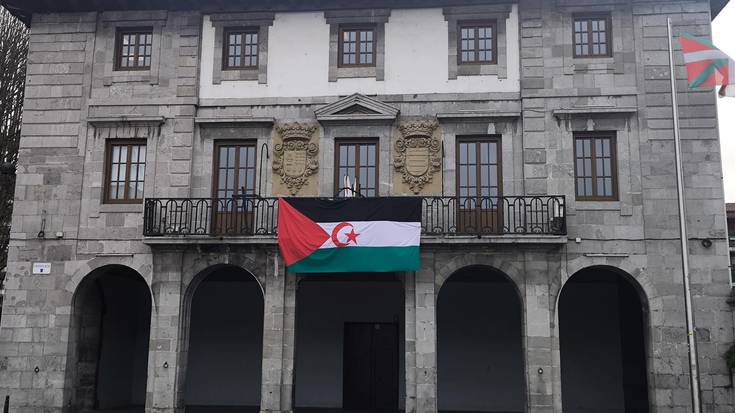 Sahararen eskubideen aldeko mozioa onetsi du udalbatzak, mende erdia bete duenean herri askearen aldarrikapen historikoak