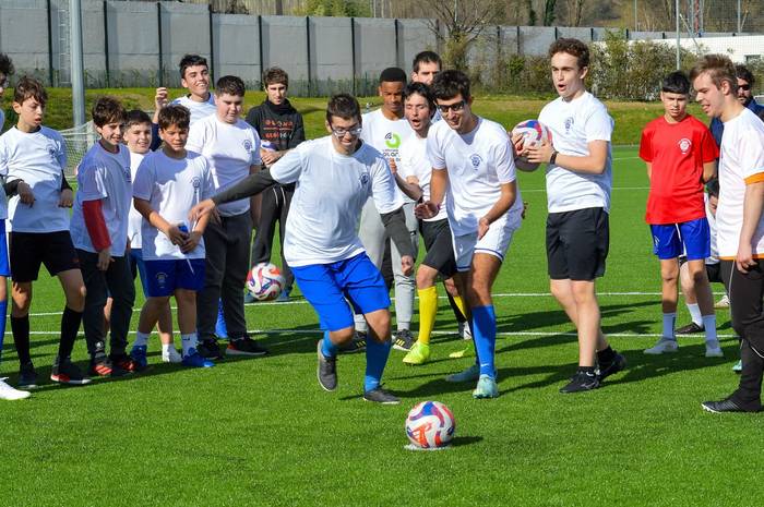 Futbolak gaztetxo guztiak elkartu zituenekoa