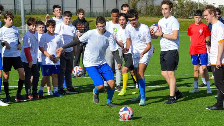 Futbolak gaztetxo guztiak elkartu zituenekoa