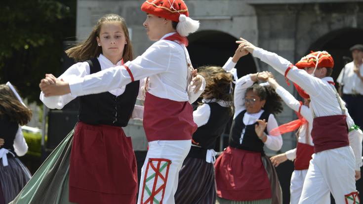 Folkloreaz gozatzeko aukera, igande honetan
