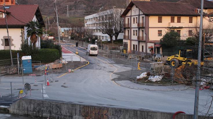 Hasi da autoen joan-etorria Ama Kandida etorbidean