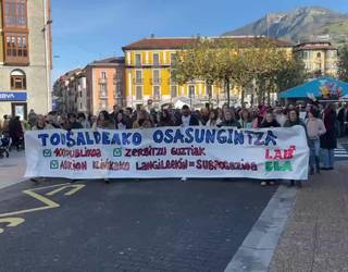 Ehunka lagun batu ziren sindikatuek deituriko manifestazioan