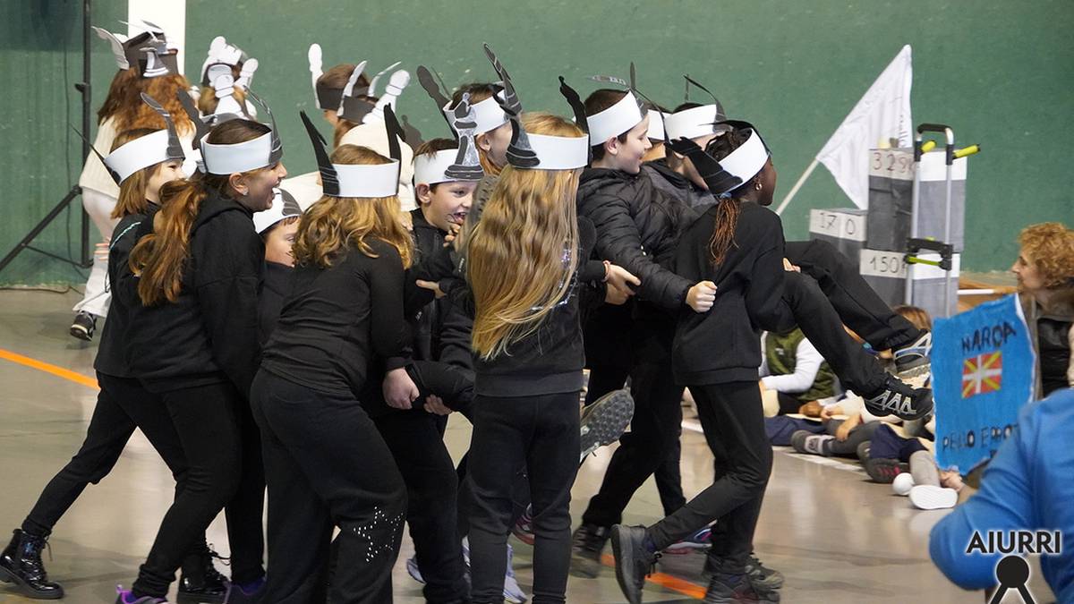 Kirolen erakustaldi ikusgarria egin dute Pello Errota ikastetxeko kideek