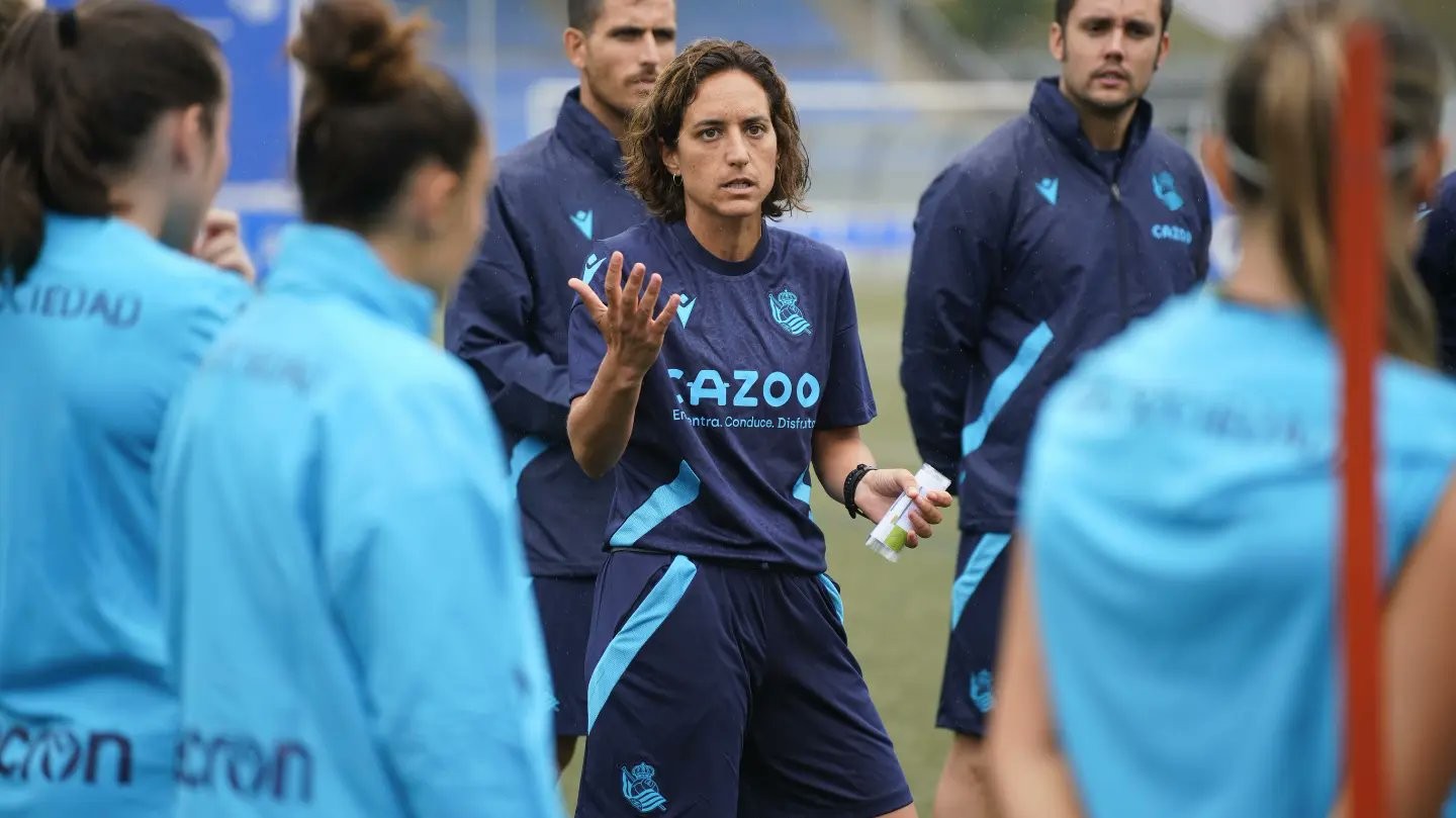 Realeko entrenatzailearen hitzaldia Basteron