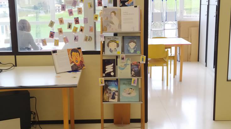 Emakume zientzialarien gaineko txoko berezia osatu du udal liburutegiak