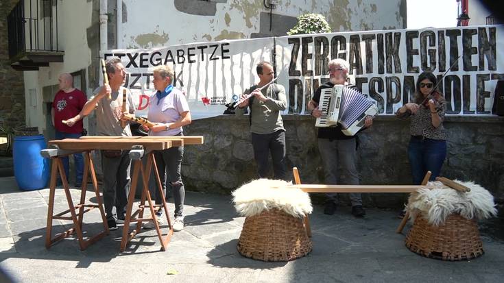 Kantu Kalejira Maizorriko txalapartariekin Santakrutzetan: "Txoria txori"