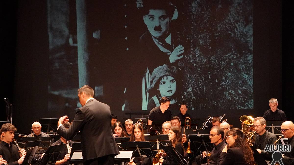 Zinemako doinu gozagarriak jo dituzte Udal Musika Bandako musikariek