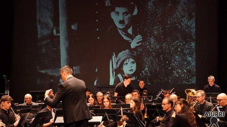 Zinemako doinu gozagarriak jo dituzte Udal Musika Bandako musikariek