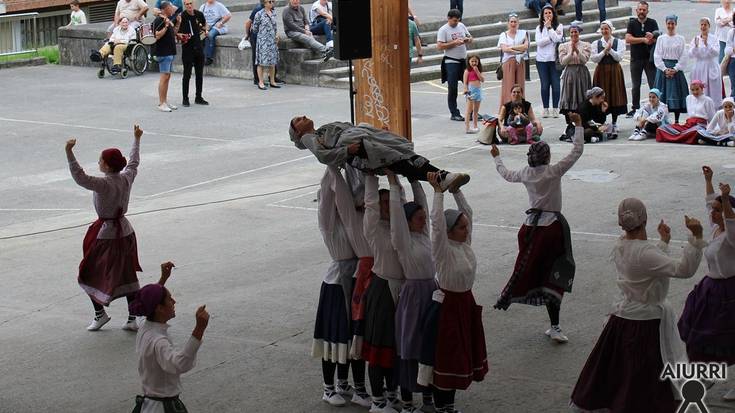 Ikuskizun eder bezain biziarekin gozatu dute ikusleek, Urnieta Dantzan saioan