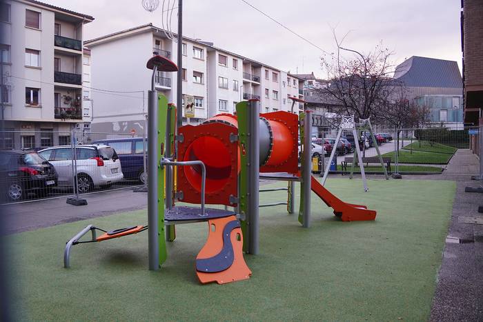 Konpondu eta berritu dute Ondarretako haur parkea