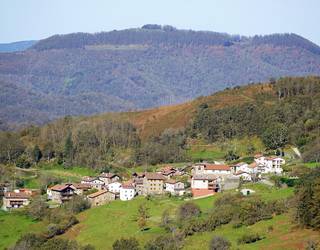 Jendaurrean jarri dute Urumea bailarako bi zentral eolikoen proiektuetako baten eskaria