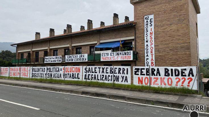 Saletxeberriko bizilagunak, urik eta argirik gabe, haserre