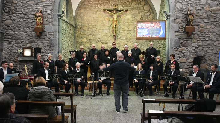 Olagain Udal Txistulari Elkartea eta Alberto Agirre Abesbatza: "Hator, hator" eta "Aintza zeruan"