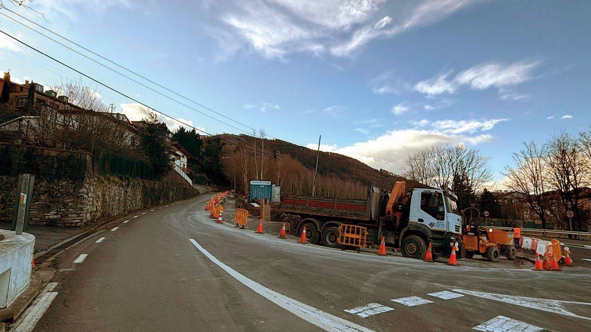 Oinezkoen ibilbidea egiten ari dra Amasako errepidean