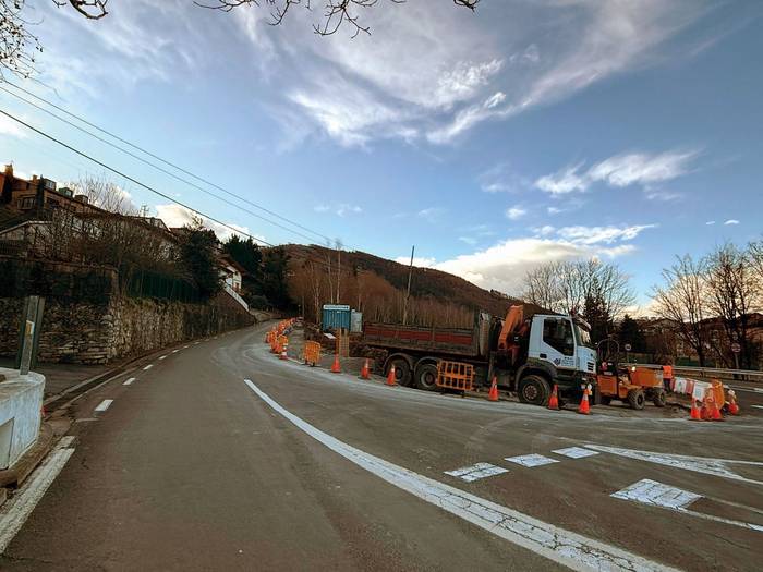 Oinezkoen ibilbidea egiten ari dra Amasako errepidean