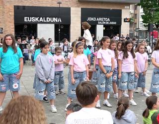 Andoaingo Akordeoilarien Topaketa, Klaapeko dantzari txikiekin: "Golden, KPop Demon Hunters filmetakoa"