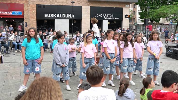 Andoaingo Akordeoilarien Topaketa, Klappeko dantzari txikiekin: "Golden, KPop Demon Hunters filmetakoa"
