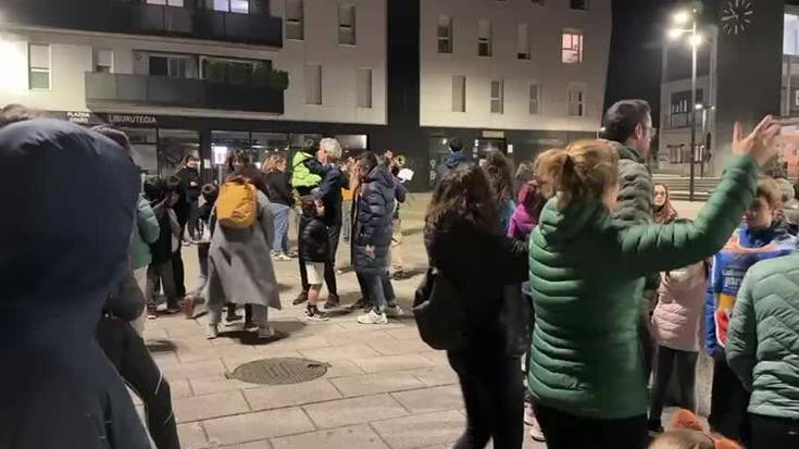 Korrikaren zain Zizurkilen, Loatzo Musika Eskolako kideen doinuek lagunduta