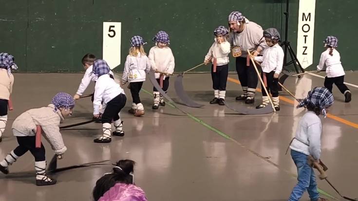 Pello Errota ikastetxearen inauterietako ikuskizuna