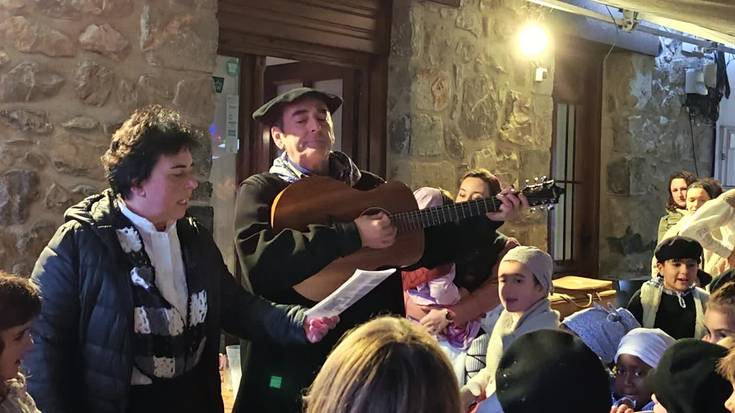 "Mari Domingi" kantari, Asteasuko kaleetan