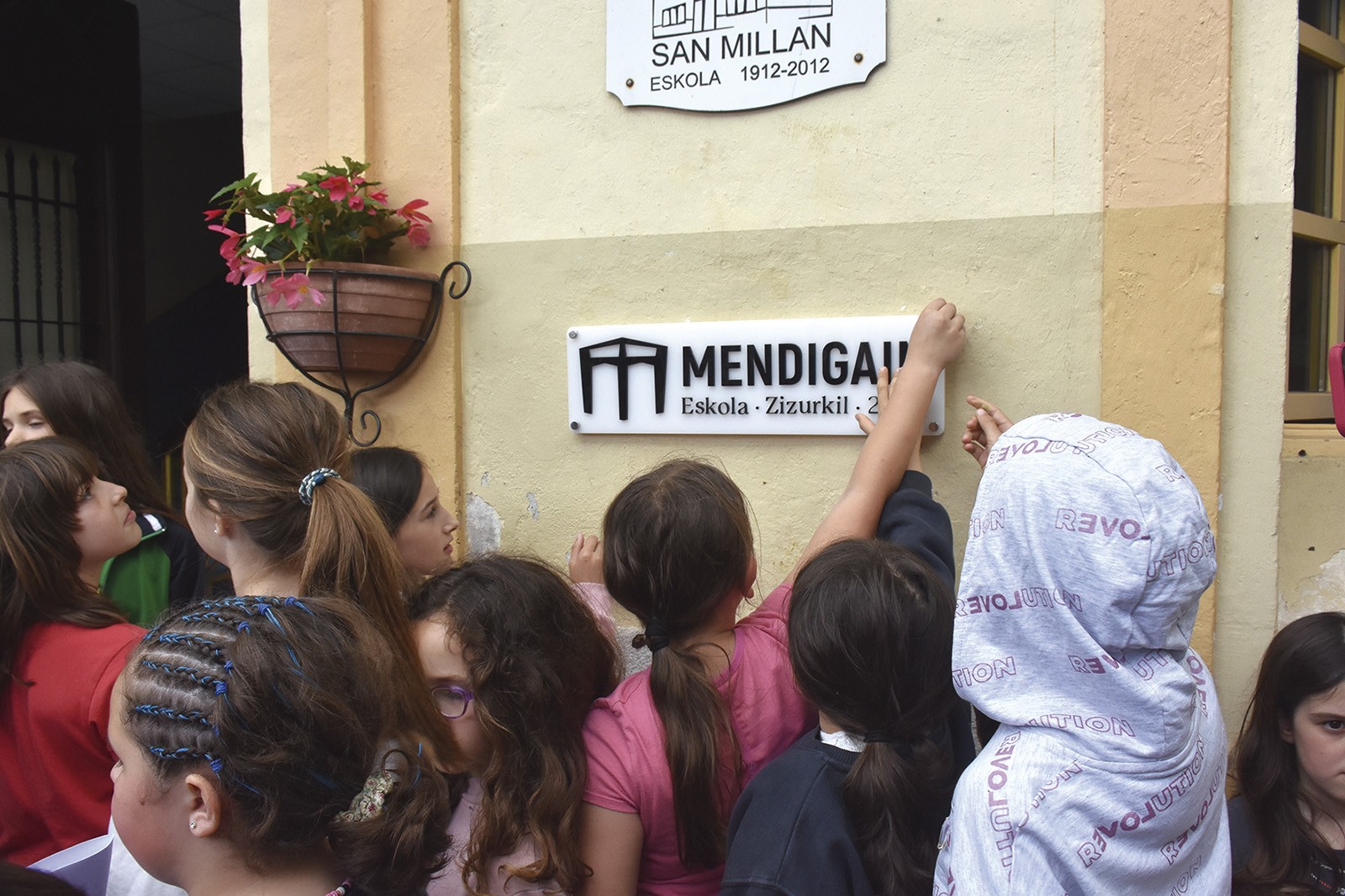 Mendigain, herriguneko eskolaren izen berria
