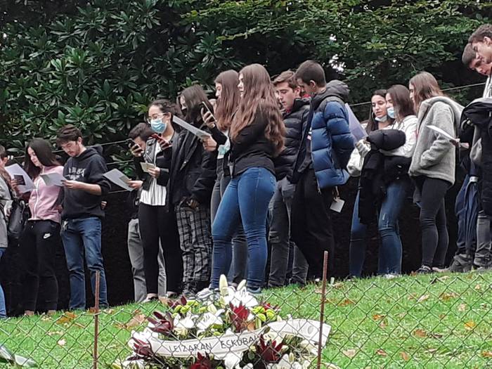 Asier gaztearen etxekoen eskertza
