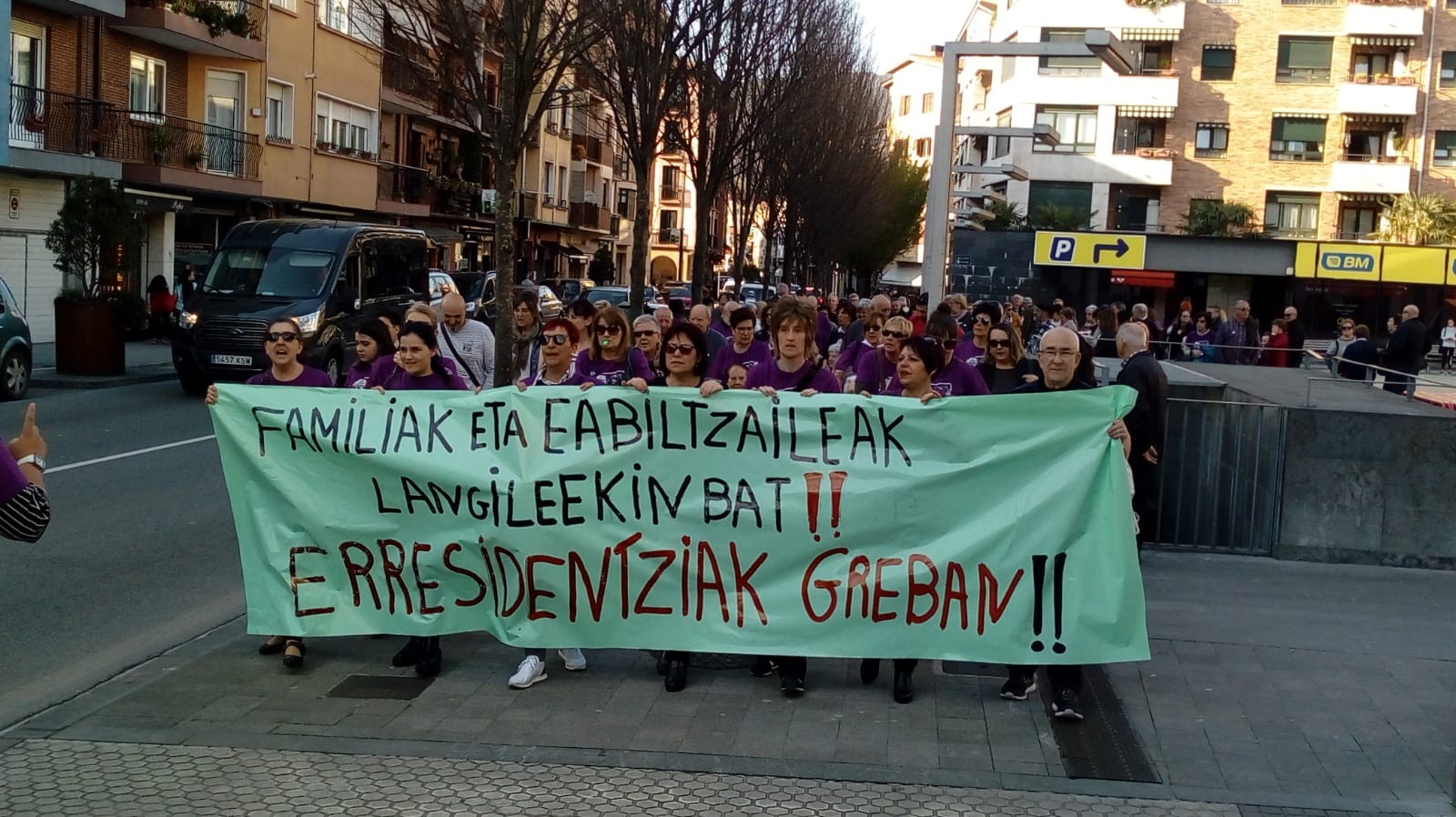 Zaharren egoitzetako grebalarien martxak