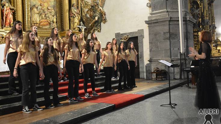 Abesbatzen kontzertua San Martin parrokian