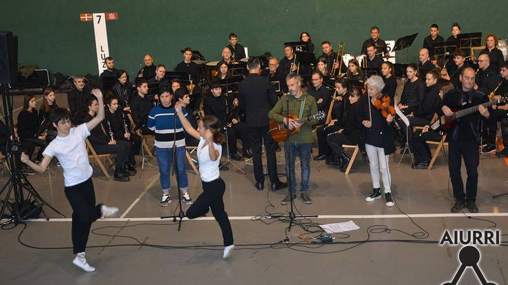 Asteasuko musikariek eta Andoaingo Bandak “Asteasu” abestia jendaurrean estreinatu dute