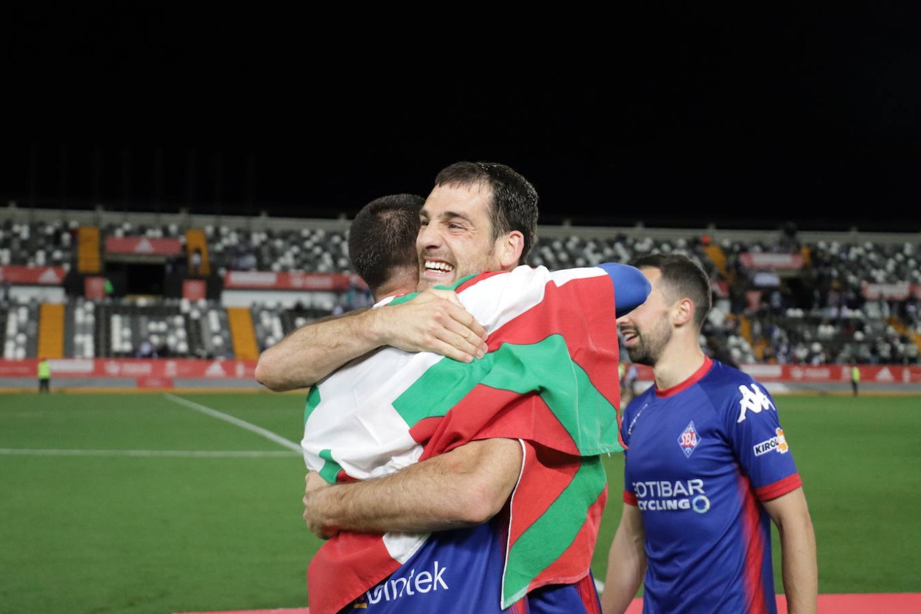 "Pribilegiatua naiz, zoratzekoa da hau guztia. Ez dakit zer esan"