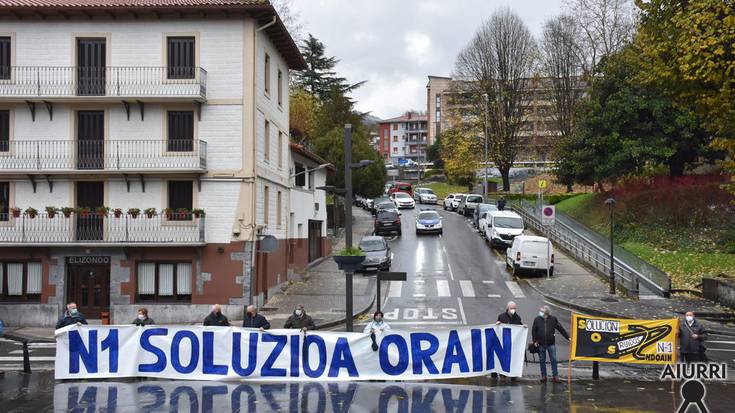 N1 eta A15 errepideentzat irtenbidea izango den saihesbidea eraikitzea aldarrikatu du herritar talde batek