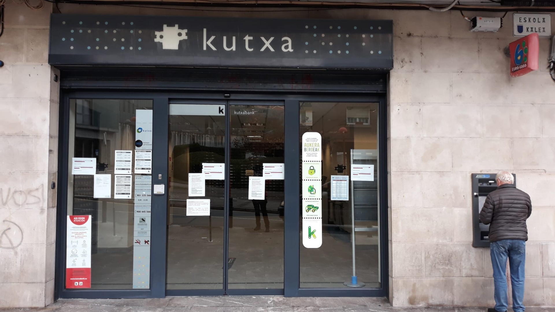 Eskola kaleko Kutxabank bulegoa itxita, ostirala bitarte