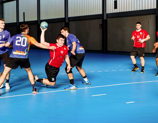 Bi eskubaloi partida, larunbatean, Urnietako kiroldegian