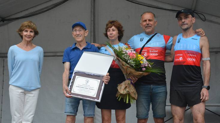 Zumeatarra kirol elkarteari omenaldia, krosa amaitu berritan